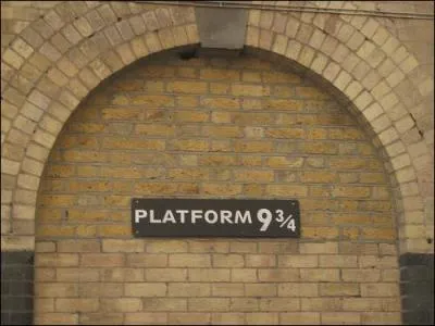 A la gare de King's Cross, Harry doit se rendre sur la voie ...
