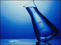 LIVRE : Comment s'appelle le gnticien  qui John Hammond a offert un poste ds sa sortie de l'universit ?