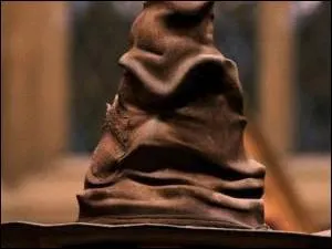 Dans le choixpeau magique apport par le phnix de Dumbledore, Fumseck. Harry y trouve une pe qui appartient ...