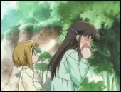 Qui est cette petite fille à la robe jaune qui suit l'héroïne ?