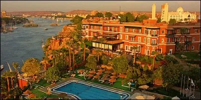 Dans quelle ville africaine le palace Old Cataract surplombe un port où sont amarrées des felouques ?