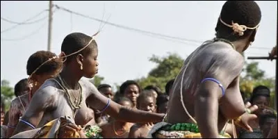 A côté du catholicisme, quelle est l'autre grande religion du Togo ?