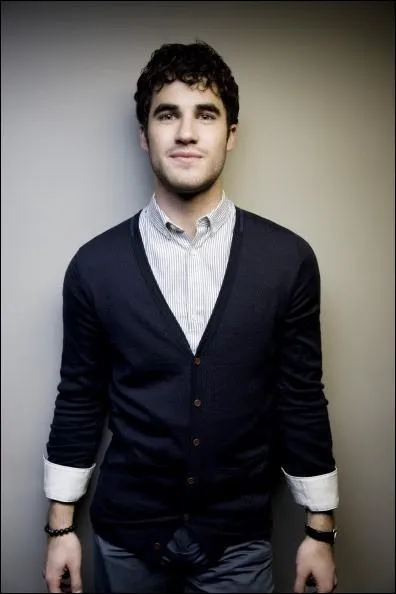 Avec qui Darren Criss prend-il la pose ? ( pour Oxygen )