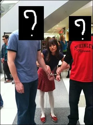 Quels personnages se sont retrouvs menotts dans un centre commercial ?