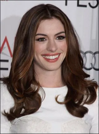 Anne Hathaway a tellement envie de jouer dans ' Glee ' qu'elle a fait quelque chose de particulier, mais quoi ?
