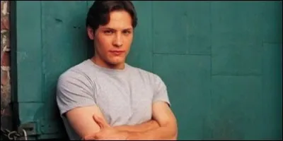 Qui interprète le rôle de Kyle Valenti dans "Roswell" ?