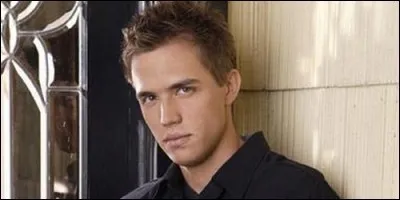 Dans quelle série Chris Olivero est Declan McDonough ?