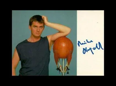 Qui fut son batteur et producteur en 1983 (poque de l'album ' Crises ') ?