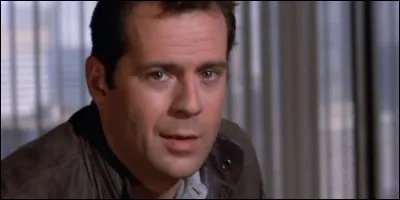 Qui a débuté sa carrière au côté de Cybill Shepherd dans "Clair de Lune" ?