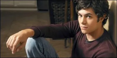 Comment se nomme Adam Brody dans "Newport Beach" ?