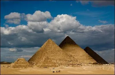 De quand date environ la pyramide de Khops ?