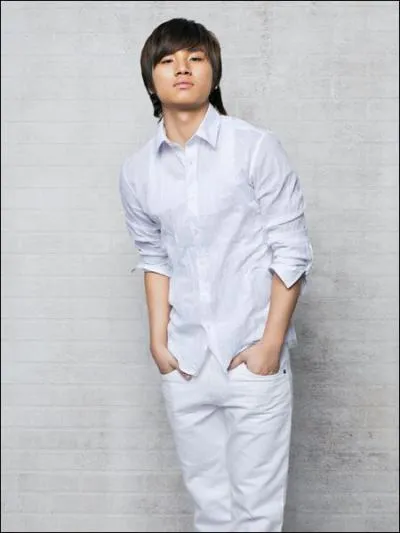 Qui est le second chanteur principal ?