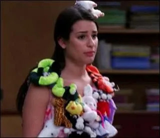 Dans quel pisode Rachel arrive-t-elle dans une robe de peluche avant d'interprter 'Poker face' avec sa mre ?