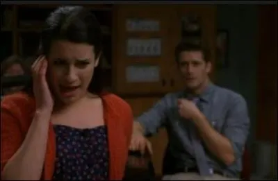 Qui fait une horrible interprtation de la chanson 'The climb' de Miley Cyrus dans l'pisode 18 ?