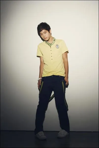 Qui est l'un des chanteurs secondaire ?