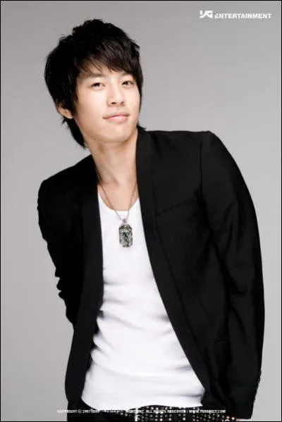 Avec quel autre chanteur a-t-il chant en duo 'Digital Bounce' ?