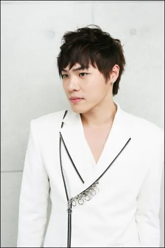 Dans quel groupe tait-il avant; ce groupe est actuellement spar depuis 2002 ?