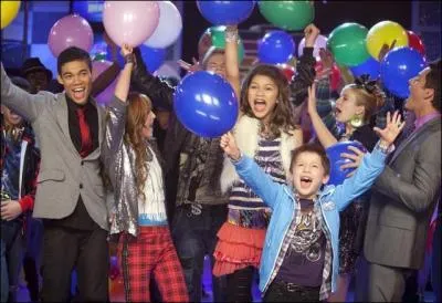 Quelle est la star que Cece et Rocky adorent et qui est venue à Shake It Up Chicago ?