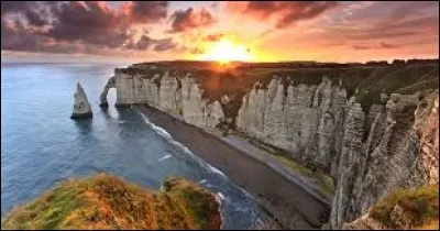 Étretat est surtout connu pour ses falaises avec l'arche et l'aiguille. Sur la plage de galets, Courbet (Gustave pas Julien) et Monet ont peint la porte d'Aval mais elle doit sa renommée mondiale à...