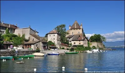 On l'appelle ''la Perle du Léman'' ... Ce village médiéval est situé sur un promontoire du lac.