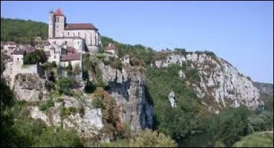 Saint-Cirq-Lapopie, c'est le village entier qui devrait être classé monument historique : des toits de tuiles brunes nichés dans la verdure au sommet d'une falaise vertigineuse surplombant...