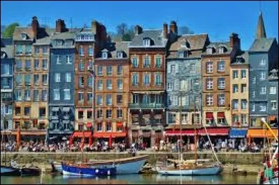 L'endroit était cher à Michel Serrault : le port est plein de charme et l'église Sainte-Catherine avec ses nefs en forme de coques de bateaux renversées et son clocher en bois sont à découvrir.