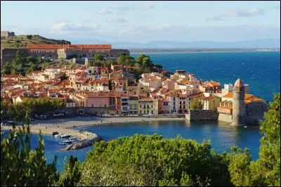 Dans le Roussillon, Collioure avec l'église Notre-Dame des Anges et son clocher/phare médiéval vaut le détour. À voir aussi : le château des rois de Majorque. Quelle est la spécialité de la ville ?