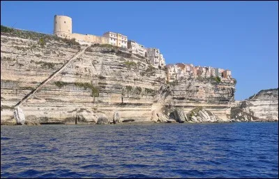 Situé à l'extrême sud d'une île, on y surplombe les vagues d'un promontoire impressionnant haut de 70 mètres.