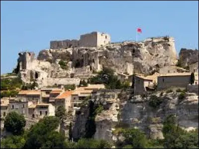 Du haut de l'éperon rocheux où est juché ce village, vous découvrirez la campagne provençale 200 mètres plus bas. Il a donné son nom au minerai d'aluminium.