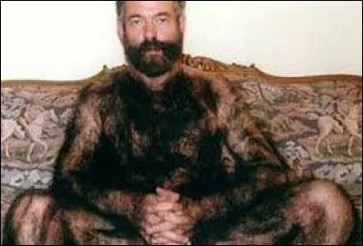 ''On va passer à une question d'ethnologie ! Ethnologie écoutez bien... Vous allez voir c'est très facile malgré les apparences... Quel est l'animal poilu qui se rapproche le plus de l'homme ? ''