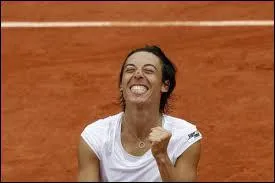 Quelle est l'habitude de Francesca Schivone (vainqueur 2010, finaliste 2011) aprs chaque victoire  RG ?
