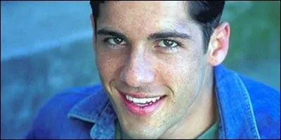 Dans "Hartley, Coeurs à vif", Alex Dimitriades :