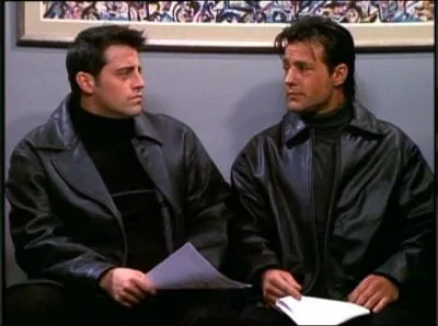 C'est Louis Malone dans 'Le Flic de Shanghai', et il est apparu dans de nombreuses autres sries comme 'Sydney Fox' ou 'Charmed'. Quel est le nom de Carl, le 'jumeau' de Joey ?