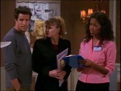 La femme en rose a tourn deux saisons de la srie 'Alias' et quatre de 'Malcolm'. Comment se nomme la guide du muse que visitent les trois filles ?