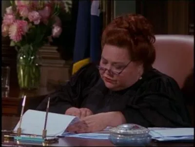 Aprs des films comme 'Edward aux mains d'argent' ou 'Erin Bockovich', elle joue Berta dans 'Mon oncle Charlie'. Comment s'appelle le juge des divorces ?