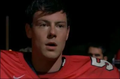 Il est le quater-back de l'quipe de football. Quel est son nom ?