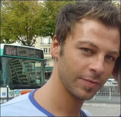 Ce chanteur est n  ...