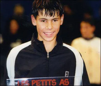 À 14 ans, il remplace Boris Becker blessé dans un match exhibition à Majorque et bat...