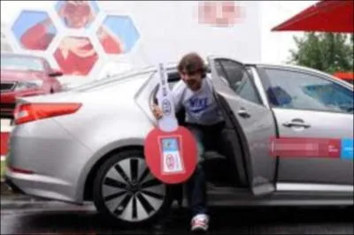 Il fait de la pub pour les voitures...