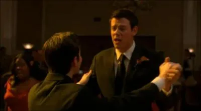 Quelle est la chanson interprte par les 'News Direction' pour le mariage de Burt et Carole ?