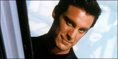 Comment se prénomme Michael T. Weiss dans "Le Caméléon" ?