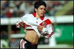 A quel ge fait-il ses dbuts sous le maillot de River Plate ?