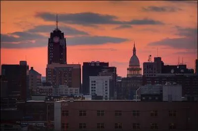 Ville de 114, 297 habitants, c'est la capitale du Michigan. De quelle ville s'agit-il ?