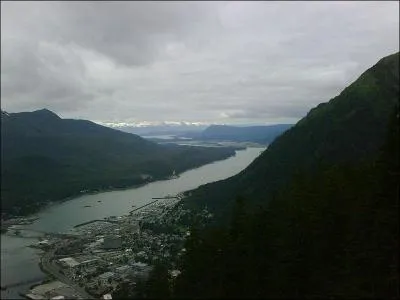 Ville de 30, 988 habitants, c'est la capitale de l'Alaska. De quelle ville s'agit-il ?