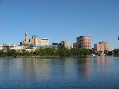 Ville de 124, 512 habitants, c'est la capitale du Connecticut. De quelle ville s'agit-il ?