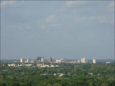 Ville de 127, 473 habitants, c'est la capitale du Kansas. De quelle ville s'agit-il ?