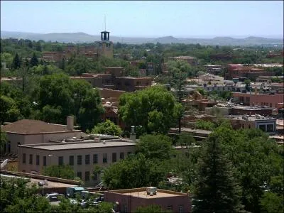 Ville de 75, 764 habitants, c'est la capitale du Nouveau Mexique. De quelle ville s'agit-il ?