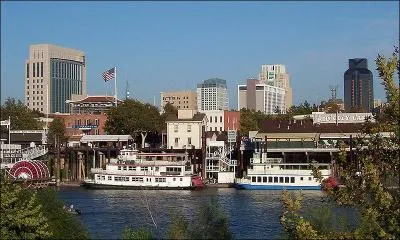 Ville de 489, 676 habitants, c'est la capitale de la Californie. De quelle ville s'agit-il ?