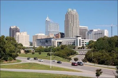 Ville de 403, 892 habitants, c'est la capitale de Caroline du Nord. De quelle ville s'agit-il ?