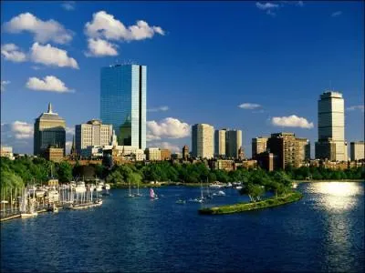 Ville de 617, 594, c'est la capitale du Massachusetts. De quelle ville s'agit-il ?